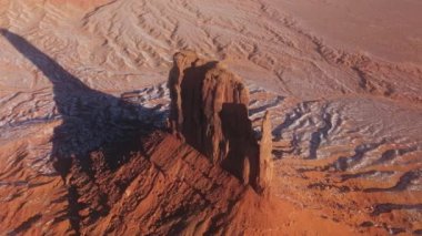 Arizona 'daki Anıt Vadisi' nde Mitten Butte tepesinde destansı gündoğumunun insansız hava aracı görüntüleri.
