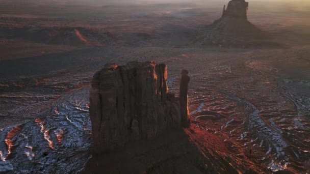 Monument Valley, штат Юта, США, туризм, 4К воздушный бой над туземным вампиром — стоковое видео