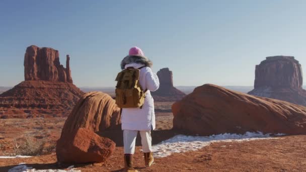 Junge glückliche Frau genießt filmische Natur-Westernlandschaft im Monument Valley — Stockvideo