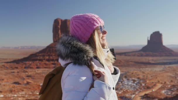 Ritratto giovane donna sorridente che si gode un'avventura all'aria aperta nella Monument Valley USA — Video Stock