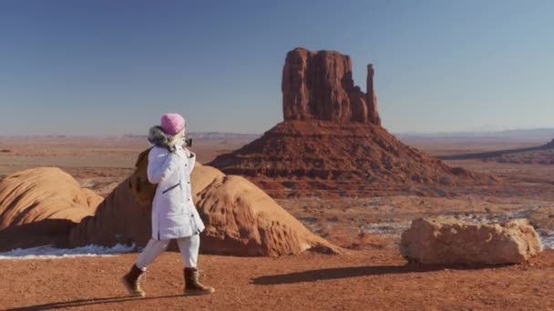 Långsam rörelse ung kvinna vandring i Monument Valley vildmark på vintern morgon — Stockvideo