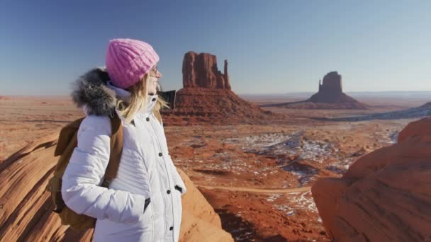 Travel American Cinematic Monument Valley Медленное движение Красные кадры счастливой женщины — стоковое видео