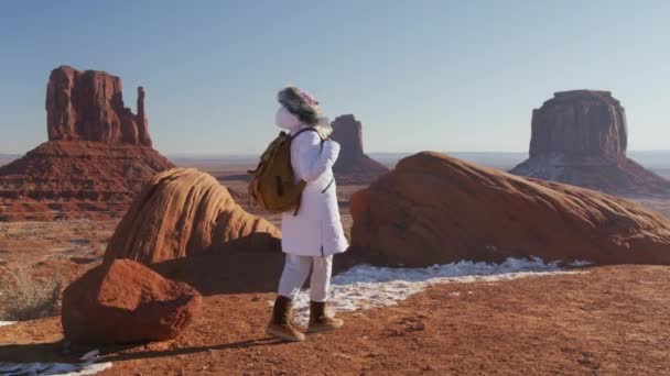 Juventud y felicidad disparados. Disfrutando del paisaje natural cinematográfico en Monument Valley — Vídeo de stock