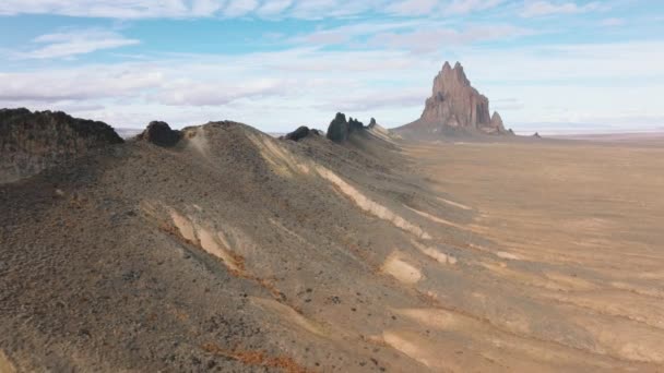 Naturalne piękno odległej pustyni z kamiennym pasmem, rozciągającym się wzdłuż terenu — Wideo stockowe