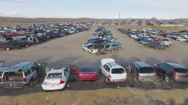 Luftaufnahmen vom Schrottplatz inmitten einer kargen, menschenleeren Landschaft — Stockvideo