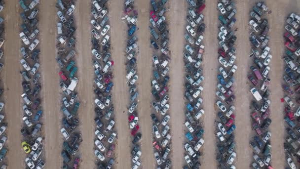 Imagens de drones do ferro-velho dentro da paisagem deserta estéril — Vídeo de Stock