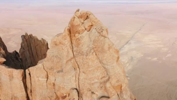 Вид с воздуха на бесплодный ландшафт с сухим пустынным климатом — стоковое видео