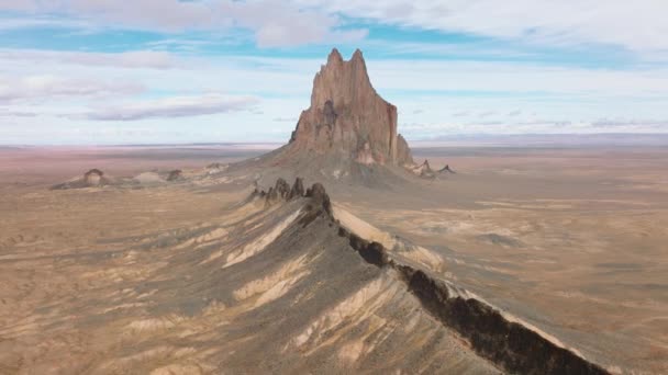 Drone filmato delle dune di pietra, che si estende verso lo Shiprock — Video Stock