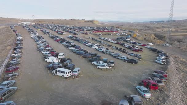 Enorme, dichte auto dump in leeg verlaten terrein, gezien van bovenaf — Stockvideo