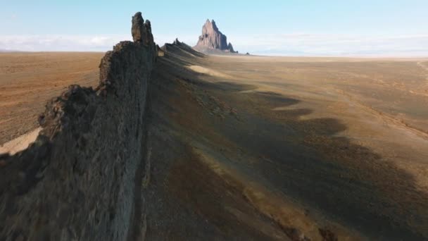 Záběry ze záběrů sopečné formace magmatu, tyčící se nad pouští — Stock video