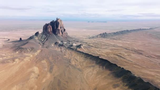 巨大的船岩的空中镜头 有尖尖的山峰 周围都是石阵 美丽的沙漠自然的风景如画的背景 高质量的4K镜头 — 图库视频影像