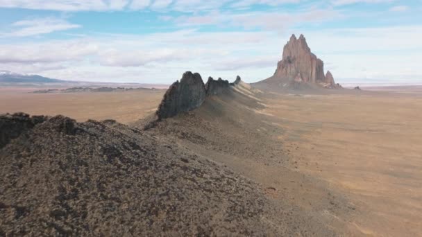 Vue aérienne du paysage aride avec une énorme formation rocheuse sous le ciel bleu — Video
