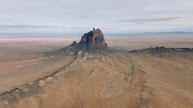 Shiprock 'un etrafındaki uçsuz bucaksız boş çölün çorak arazisinin hava görüntüleri.