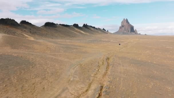 Formação rochosa gigante no meio do vasto terreno plano como visto de cima — Vídeo de Stock