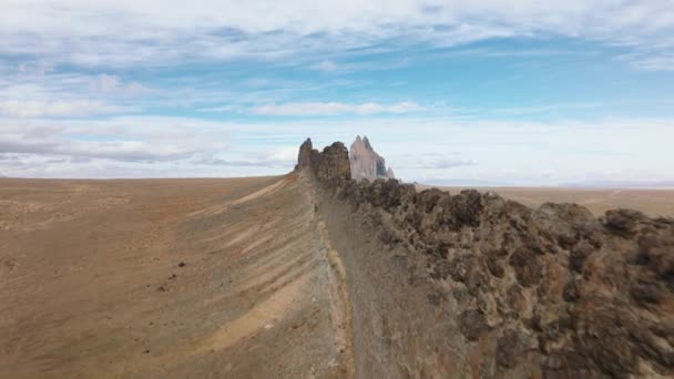 Sitio remoto abandonado debajo del horizonte azul vibrante dentro del parque nacional reservado — Vídeo de stock