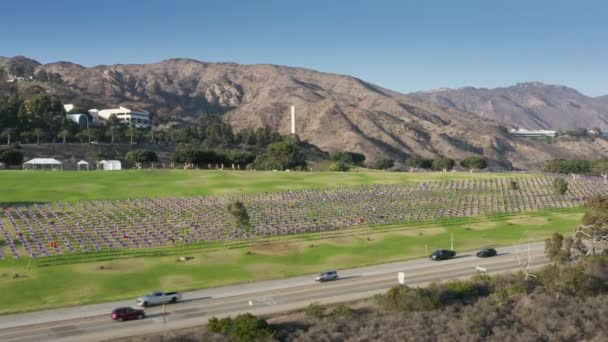 Flygfoto över flaggan viftande händelsen den 11 september Pepperdin, Malibu, USA 4K — Stockvideo