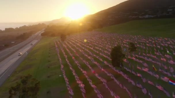 Вид с воздуха национального флага для каждой страны, в которой был гражданин, погибает 11 сентября — стоковое видео