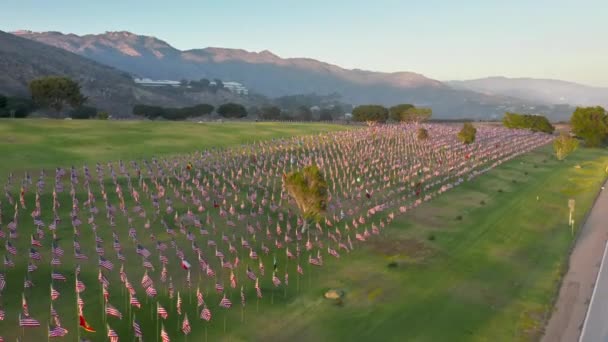 2001 년 9 월 11 일에 사람들의 생명을 상징하는 이 깃발을 공중에서 본 모습 — 비디오