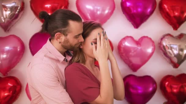 Fille heureuse attendant le gars à l'intérieur avec des ballons coeur rouge sur fond flou — Video