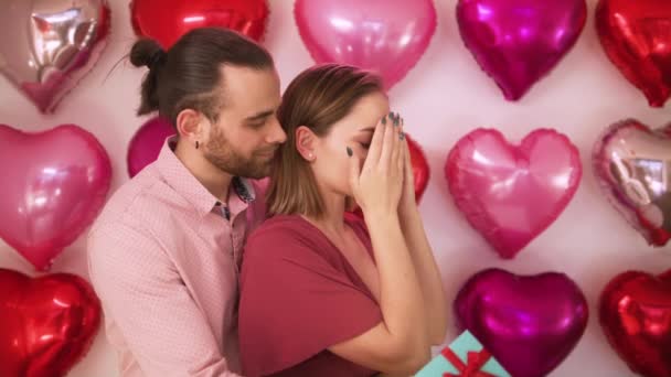 Esposo abrazos esposa haciendo regalo sorpresa, feliz mujer abrazos hombre celebrar caja de regalo — Vídeo de stock