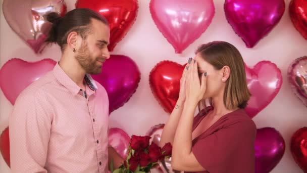 Nahaufnahme romantische Frau riecht Strauß roter Blumen von Freund erhalten — Stockvideo
