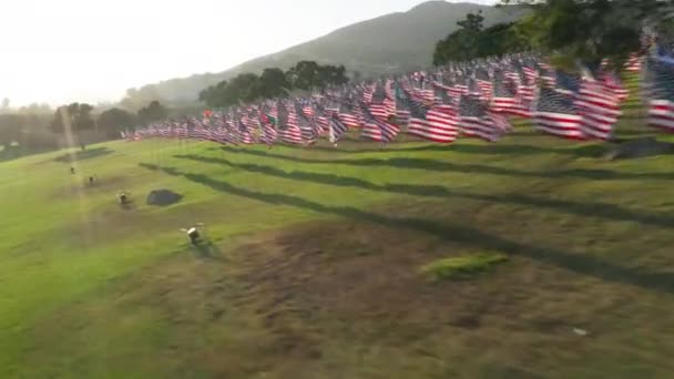 Luchtfoto van de duizenden vlaggen die elk van de 9-11 slachtoffers vertegenwoordigen — Stockvideo