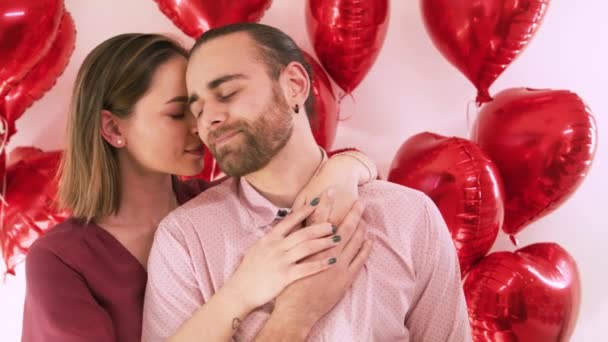 Joven pareja romántica enamorada abrazando, abrazando, bailando y besando en el interior 6K — Vídeo de stock