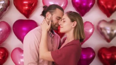 Mutlu romantik çift dans ediyor, gülümsüyor, birbirine dokunuyor, öpüşüyor.