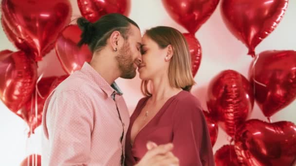 Bella felice giovane coppia che balla con musica romantica per celebrare il loro amore — Video Stock