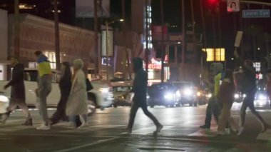 İnsanlar pasifist Nowar protestoları sırasında Rusya ile Ukrayna arasında pankart taşıyorlar.