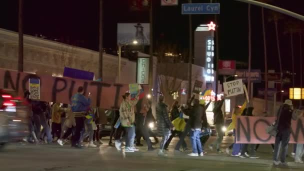 Нічні вулиці наповнені протестуючими активістами марширують з баннерами NO WAR — стокове відео