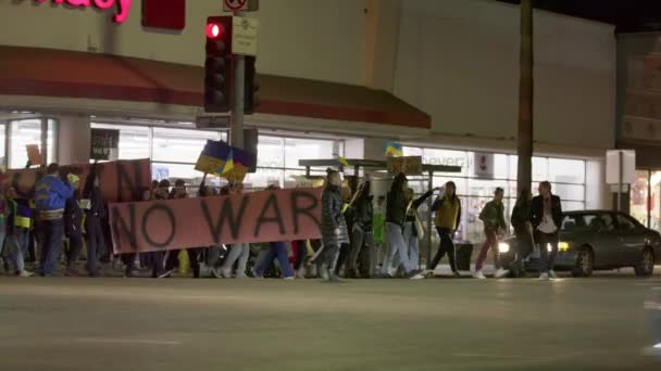 Nattgator fyllda med demonstranter aktivister marscherar med INGEN KRIGA banderoller — Stockvideo