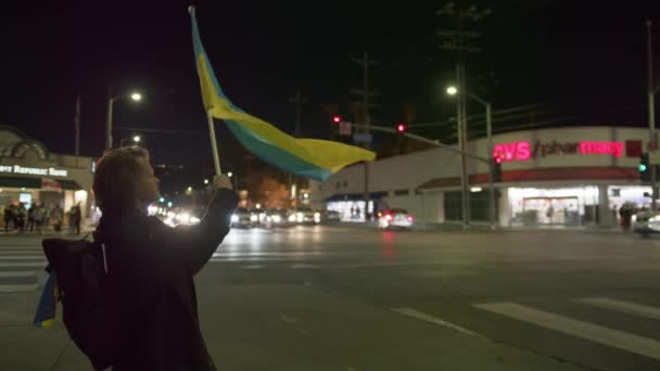 Άνδρας με μπλε κίτρινη σημαία κατά τη διάρκεια flash όχλου υποστήριξη της Ουκρανίας, κόκκινη κάμερα — Αρχείο Βίντεο