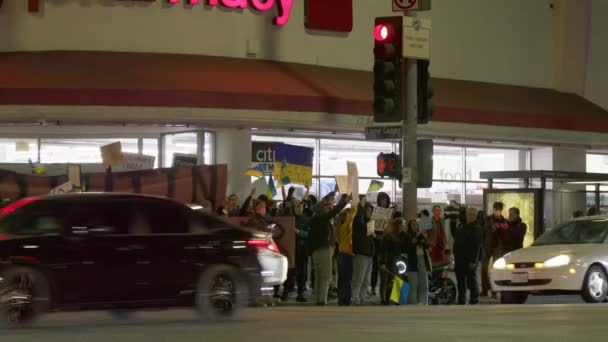 La gente sostiene pancartas durante la protesta pacifista de NOwar, entre Rusia y Ucrania — Vídeos de Stock