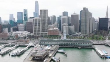 Sarı mavi Ukrayna bayraklı ve DUR SAVAŞ işaretli kalabalık, San Francisco