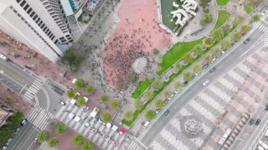 Sarı mavi Ukrayna bayraklı ve DUR SAVAŞ işaretli kalabalık, San Francisco