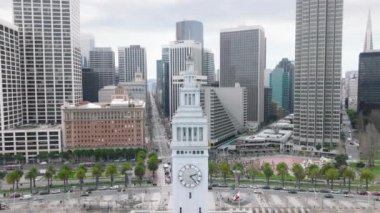 Sarı mavi Ukrayna bayraklı ve DUR SAVAŞ işaretli kalabalık, San Francisco