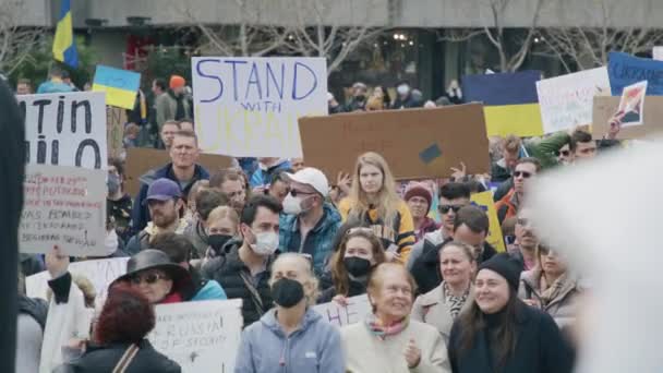 Dav lidí se žlutě modrými ukrajinskými vlajkami a nápisy STOP WAR, San Francisco — Stock video