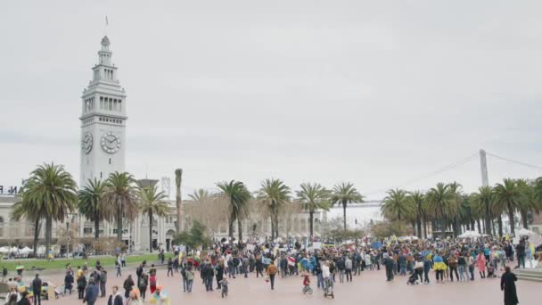 Multitud de personas con banderas ucranianas azules amarillas y pancartas STOP WAR, San Francisco — Vídeos de Stock