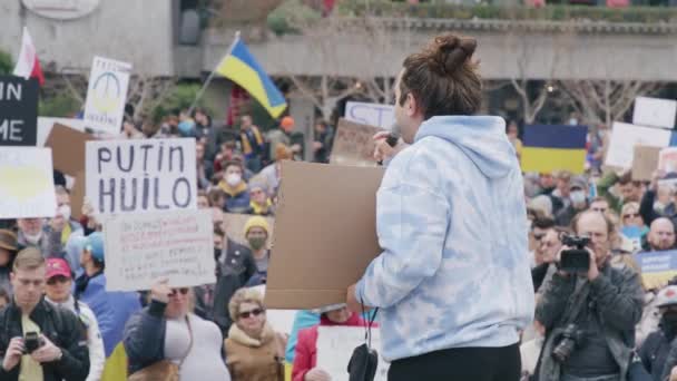 Толпа людей с желто-голубыми украинскими флагами и знаками "Стоп войне", Сан-Франциско — стоковое видео