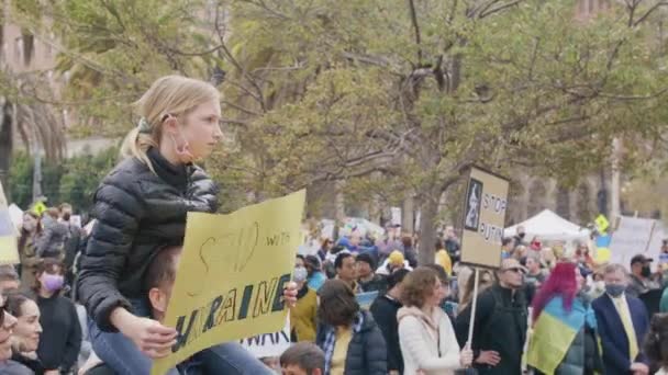 Толпа людей с желто-голубыми украинскими флагами и знаками "Стоп войне", Сан-Франциско — стоковое видео