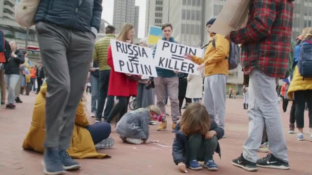 Multitud de personas con banderas ucranianas azules amarillas y pancartas STOP WAR, San Francisco — Vídeo de stock