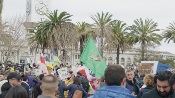 Tömeg emberek sárga kék ukrán zászlók és STOP WAR jelek, San Francisco — Stock videók