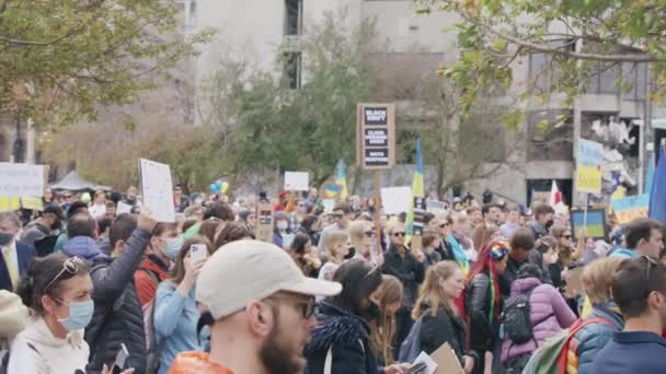 Volk mensen met gele blauwe Oekraïense vlaggen en STOP WAR borden, San Francisco — Stockvideo