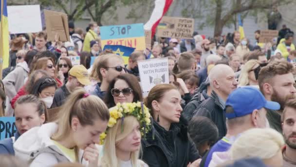 Dav lidí se žlutě modrými ukrajinskými vlajkami a nápisy STOP WAR, San Francisco — Stock video