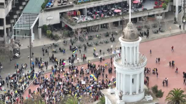 Πλήθος άνθρωποι με κίτρινες μπλε ουκρανικές σημαίες και STOP WAR πινακίδες, Σαν Φρανσίσκο — Αρχείο Βίντεο