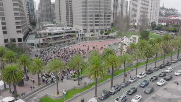 Publiken människor med gula blå ukrainska flaggor och Stop WAR tecken, San Francisco — Stockvideo