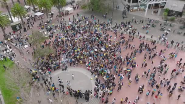 Multitud de personas con banderas ucranianas azules amarillas y pancartas STOP WAR, San Francisco — Vídeo de stock