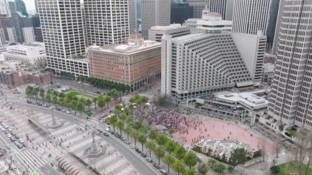 Multitud de personas con banderas ucranianas azules amarillas y pancartas STOP WAR, San Francisco — Vídeos de Stock