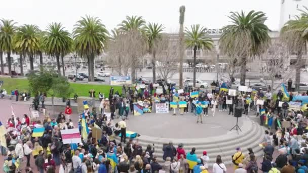 Multitud de personas con banderas ucranianas azules amarillas y pancartas STOP WAR, San Francisco — Vídeo de stock